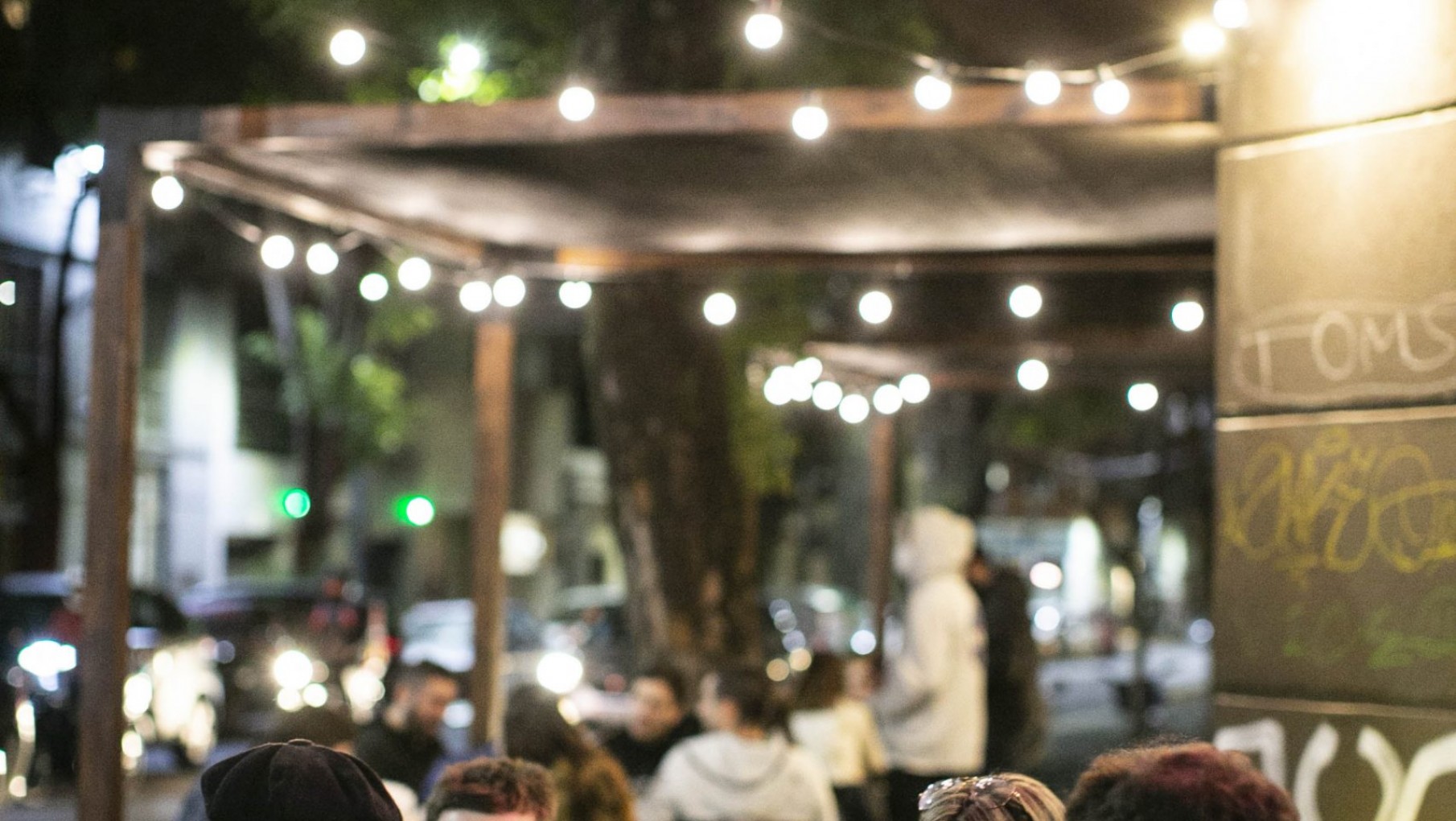 Vegan Fox estrena su vereda al aire libre presentando sabores del fast food vegano