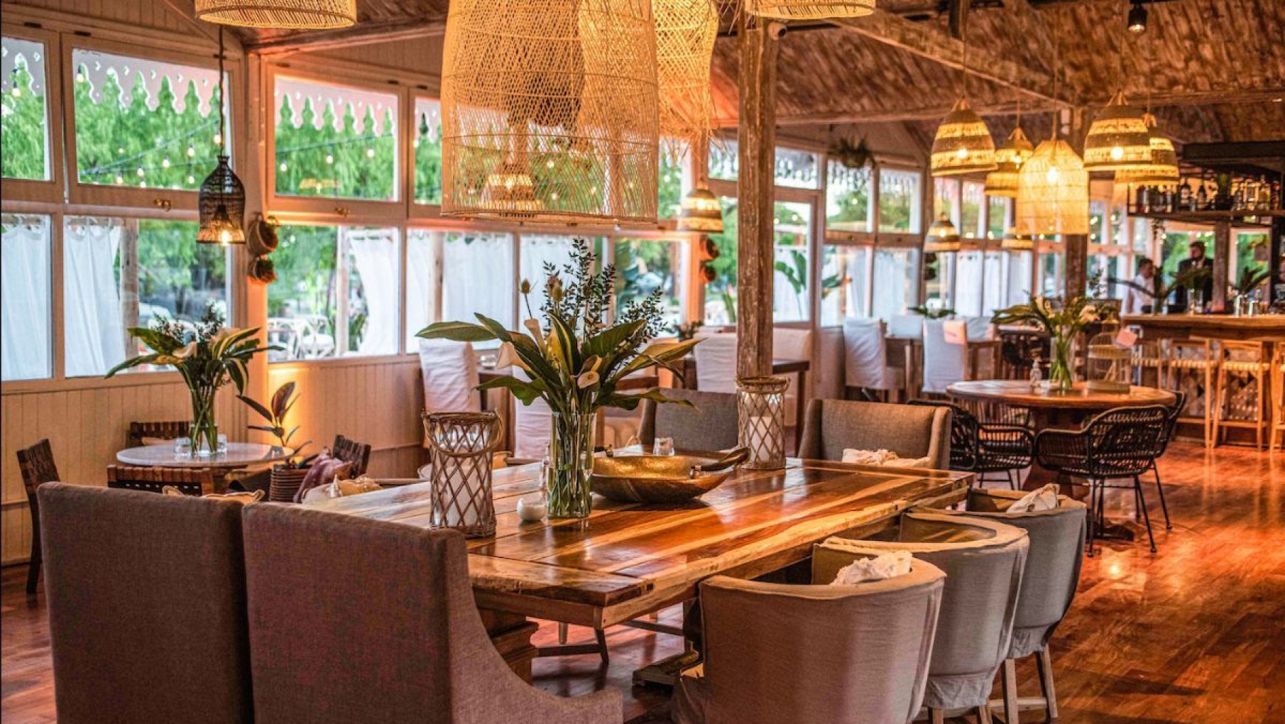 Tribu restó desembarca en San Isidro con una propuesta frente al río