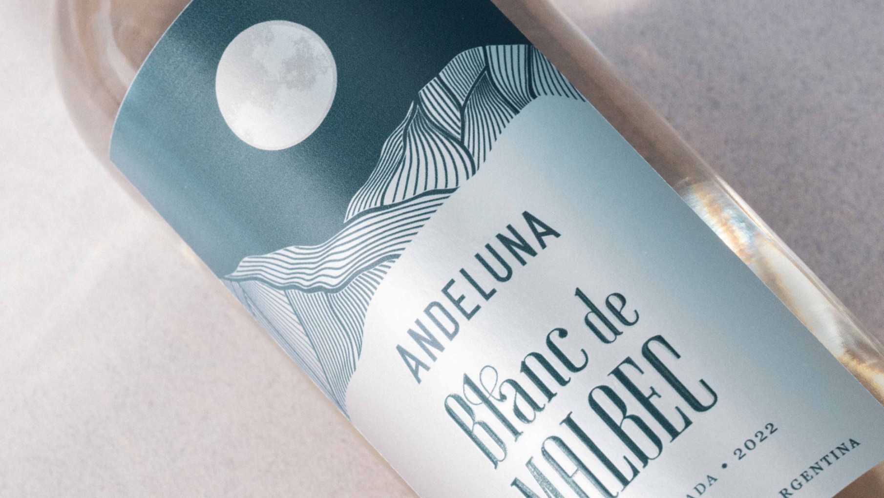 ANDELUNA Y UN LLAMATIVO BLANC DE MALBEC.