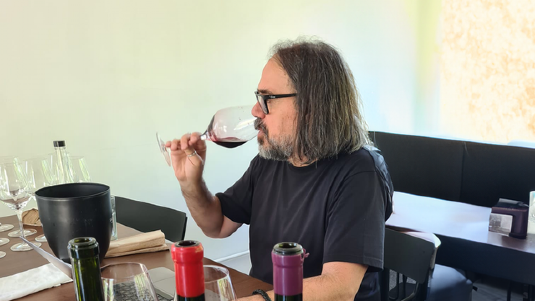 EL REPORTELLI DE PORTELLI VIENE ASOMANDO.