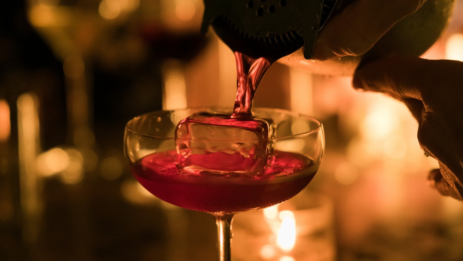 CASA CAVIA ESCENARIO DE BACK TO BACK , COCKTELERO.